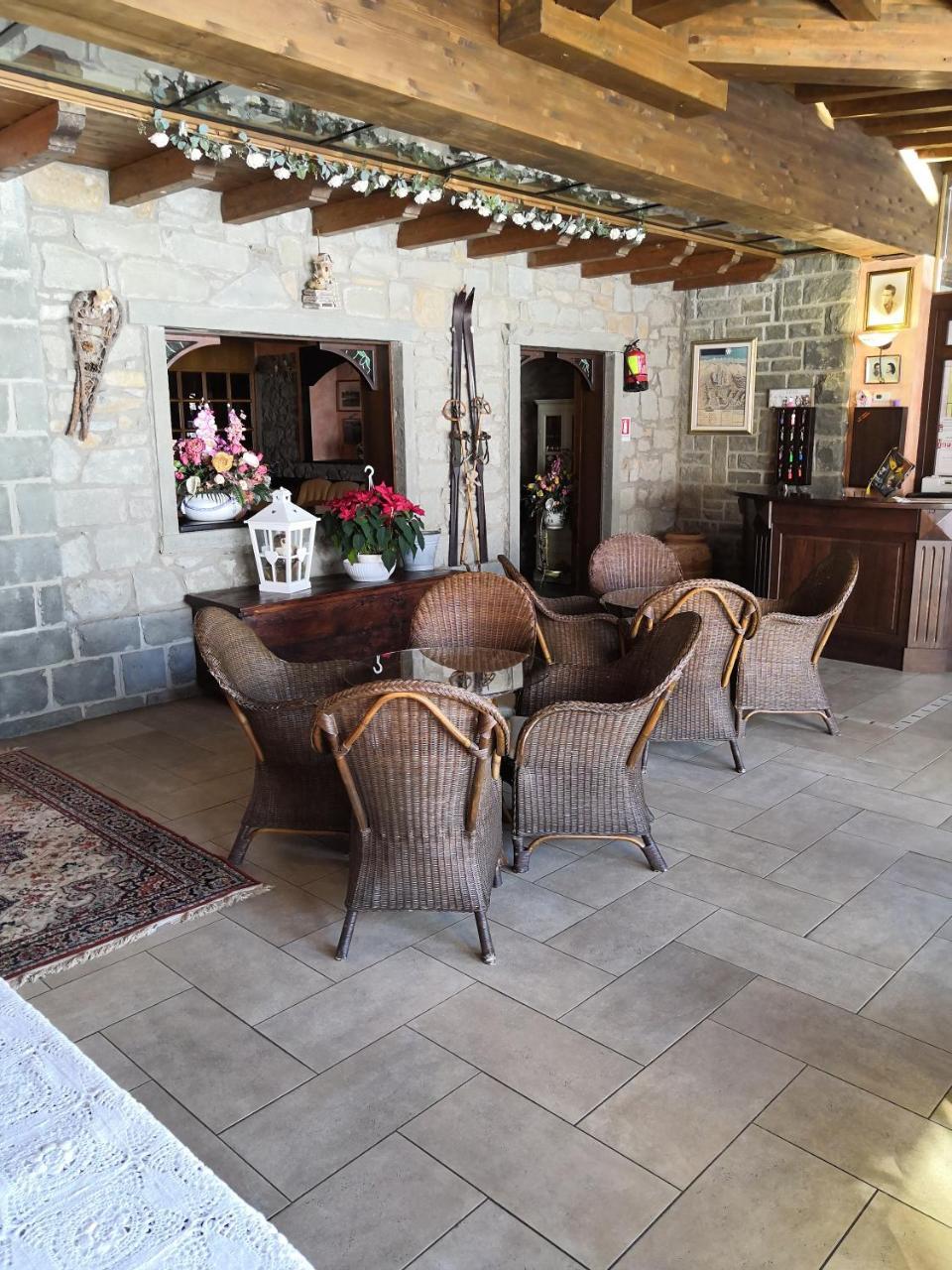 Albergo Diana Cerreto Laghi Luaran gambar