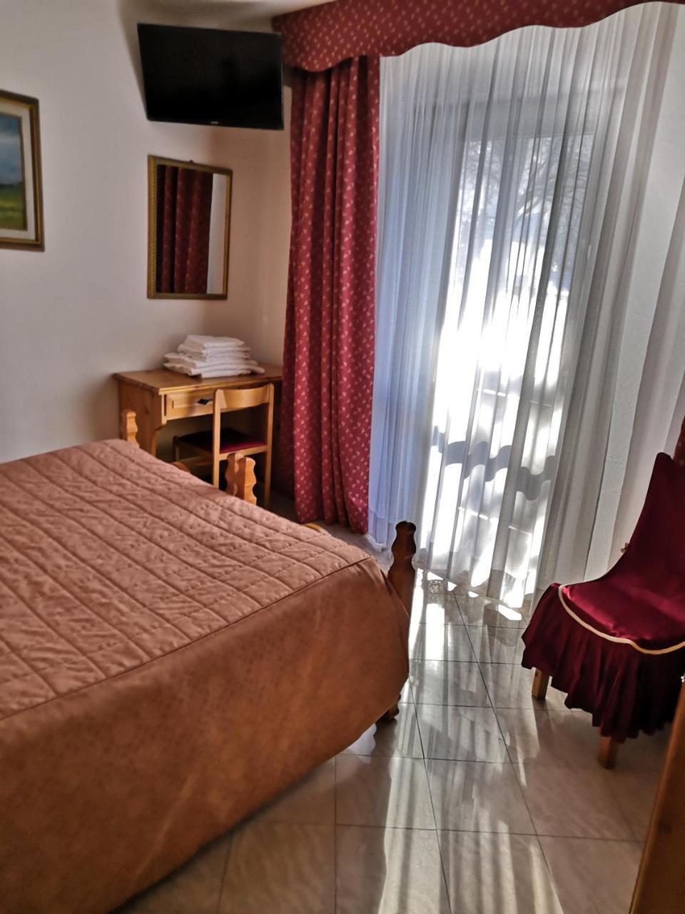 Albergo Diana Cerreto Laghi Luaran gambar